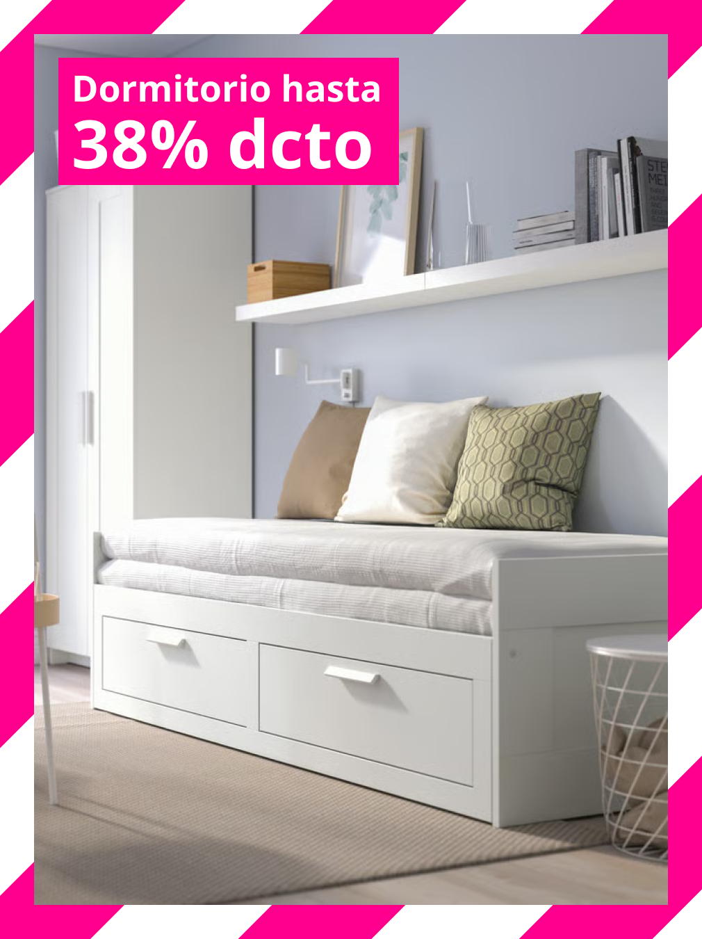 Dormitorio con cama blanca con cajones, cojines, armario y repisa. Texto: “Dormitorio hasta 38% dcto”.
