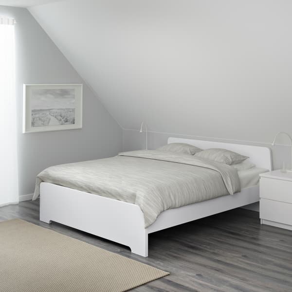 dormitorio con cama blanca
