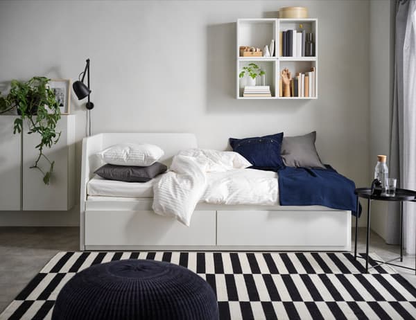 Dormitorio con daybed blanca HEMNES con ropa de cama blanca con azul y gris.