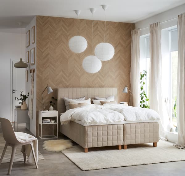 Dormitorio con estilo nórdico e cama continental