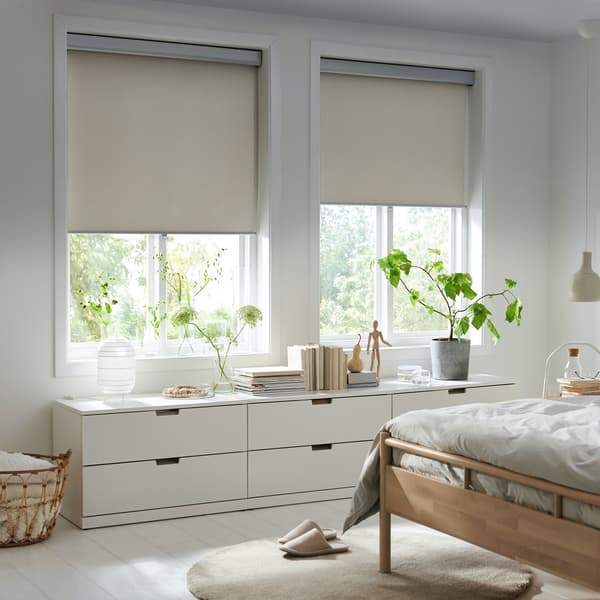 Dormitorio con estores medio baixados.
