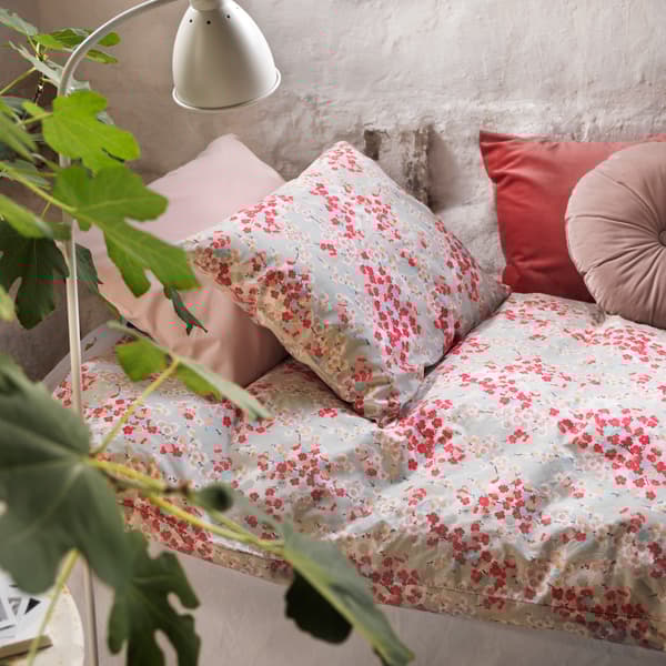 Dormitorio con funda nórdica estampada