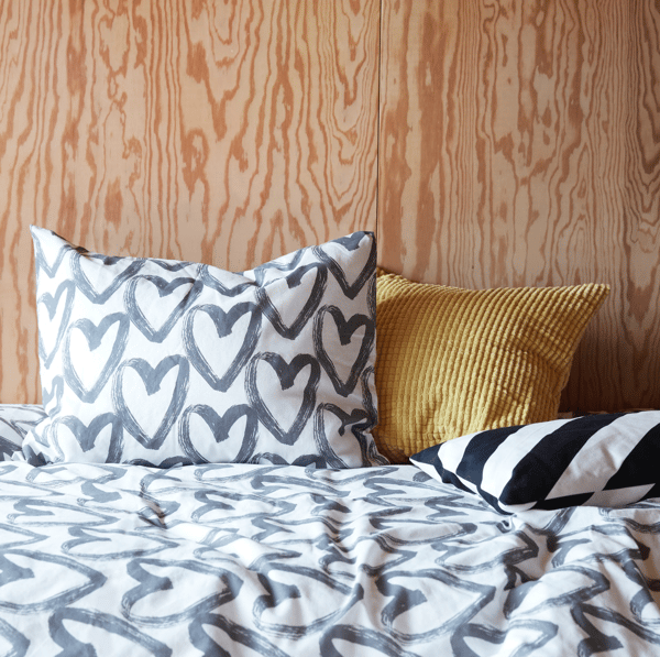 Dormitorio con funda nórdica estampada de corazóns