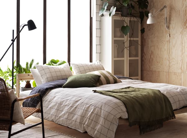 Dormitorio de IKEA con funda nórdica de cuadros blanca y gris oscura.