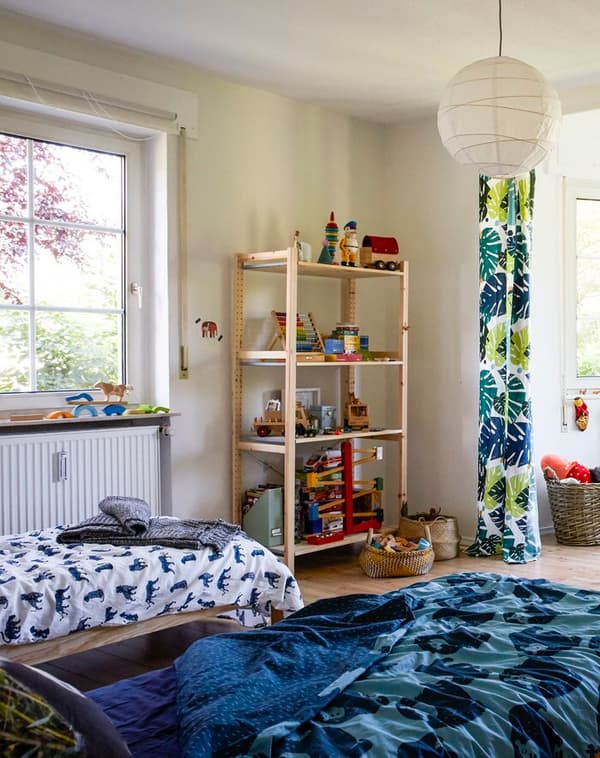 Dormitorio grande con téxtiles con temática de xungla.