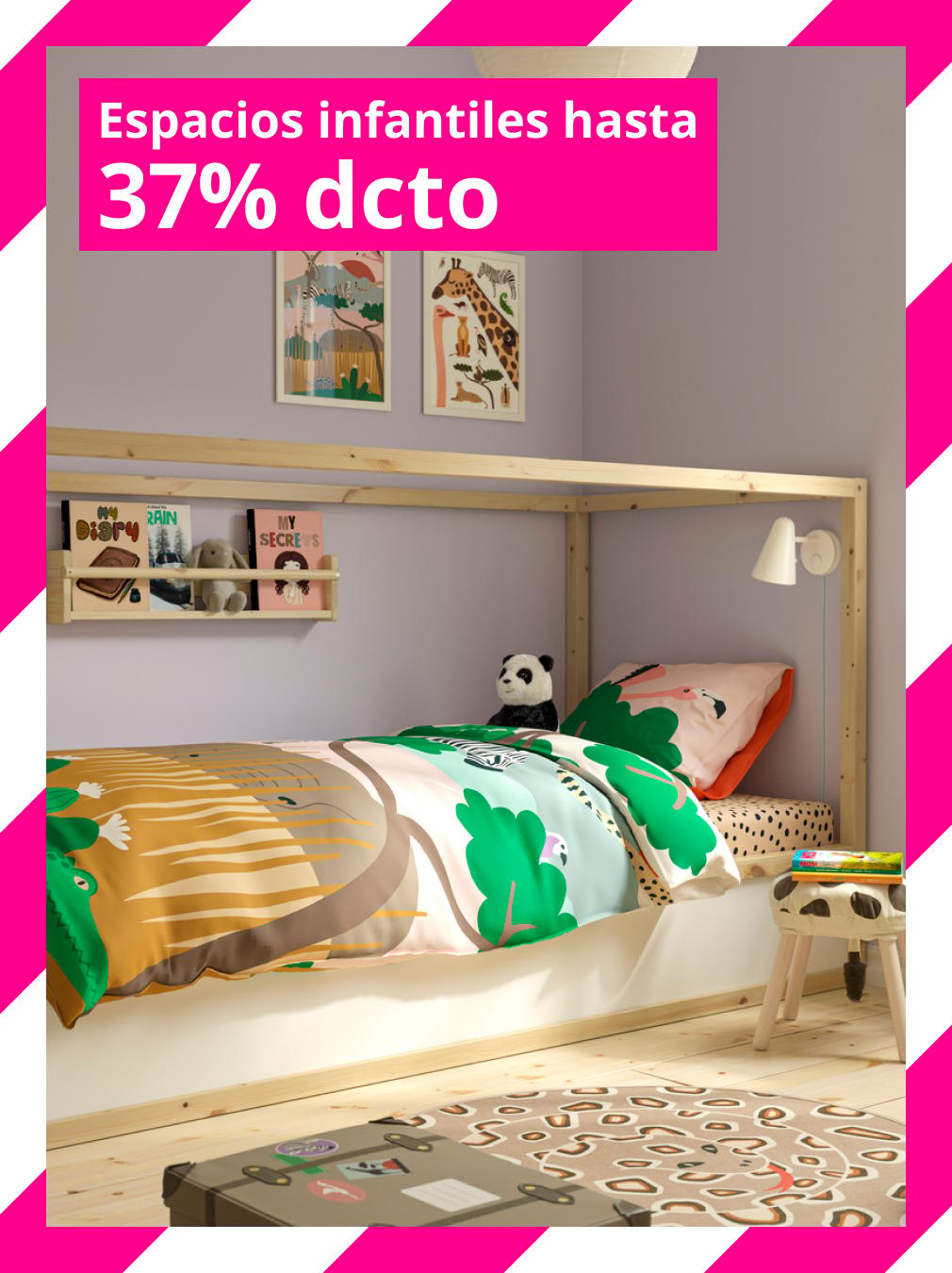 Dormitorio infantil con cama de madera, ropa de cama con animales y repisa para libros. Texto: “Espacios infantiles hasta 37% dcto”.