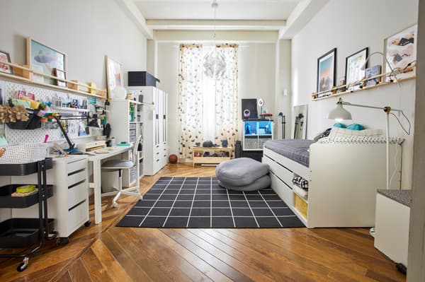 Dormitorio juvenil con cama, escritorio y alfombra