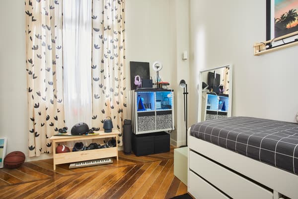 Dormitorio juvenil con cama, zapatero, estantería y espejo