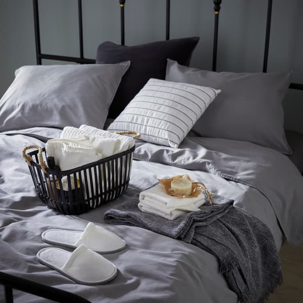 Dormitorio sobrio en gris, branco e negro
