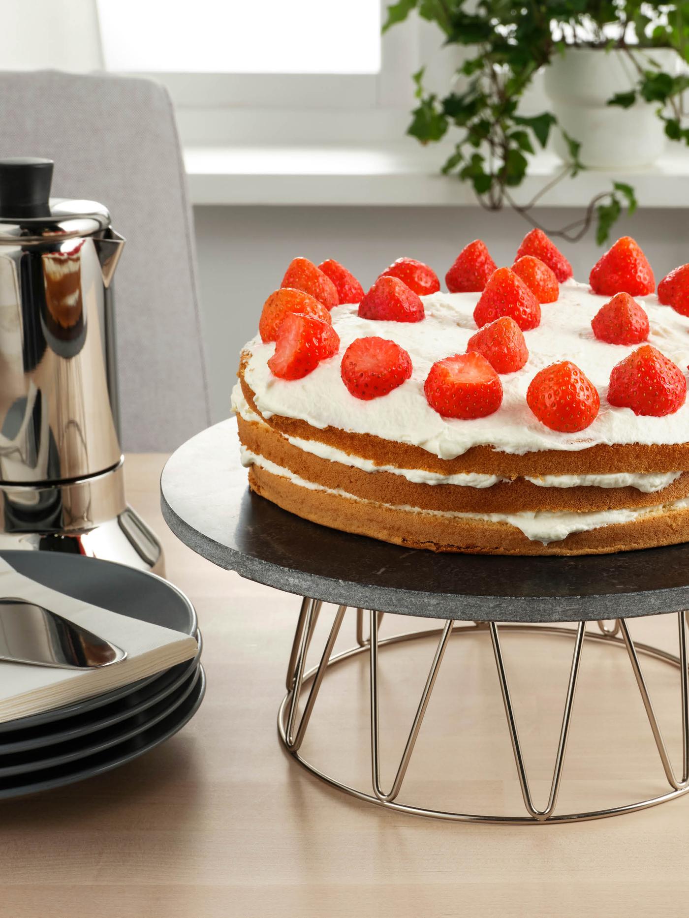 Dort se šlehačkou a jahodami na stojanu BAKGLAD.