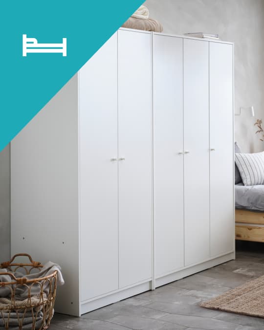 Dos clósets independientes de dos puertas uno al lado del otro en el costado de un dormitorio.