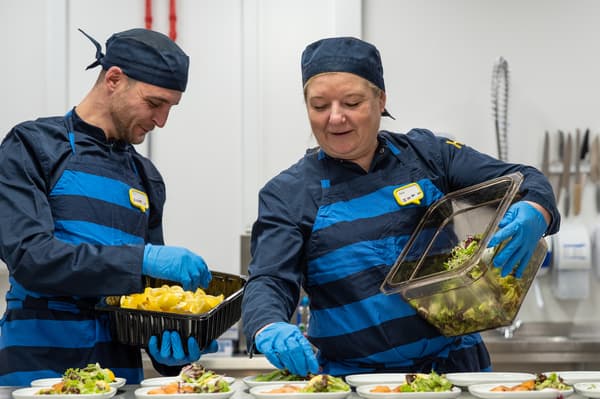 Dos colaboradores ablando y riendo
