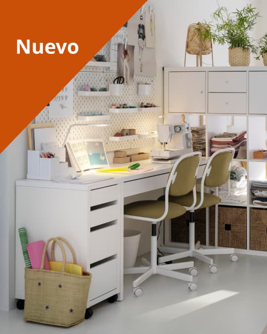 Dos escritorios MICKE blanco uno al costado del otro con una cajonera blanca.