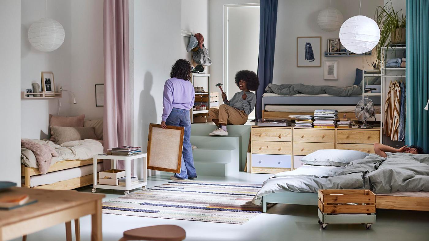 Dos jóvenes dentro de una casa