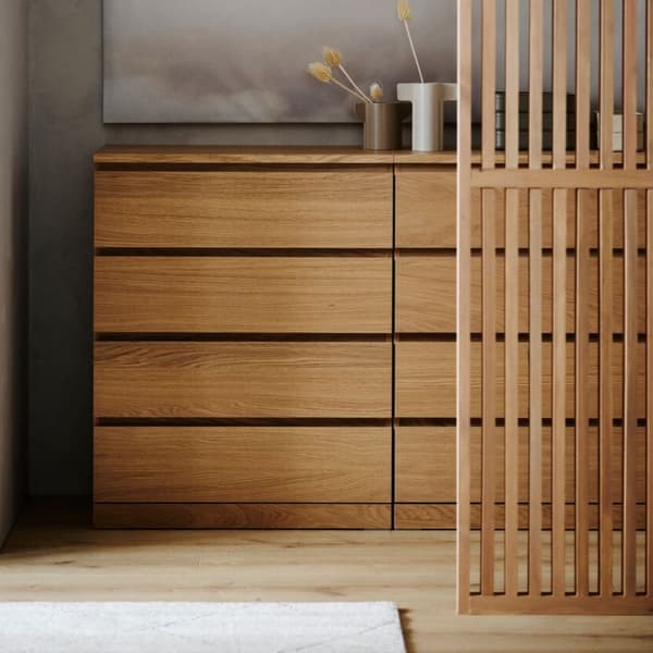 Dos mesillas MALM con cuatro cajones cada una en tono madera.