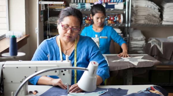 Dos mujeres cosiendo retales de IKEA en Open Arms, una base de emprendedores en Texas que ofrece trabajo a mujeres refugiadas.