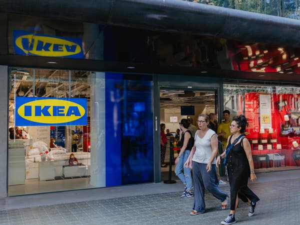 Dos mujeres paseando por la nueva tienda de Diagonal 