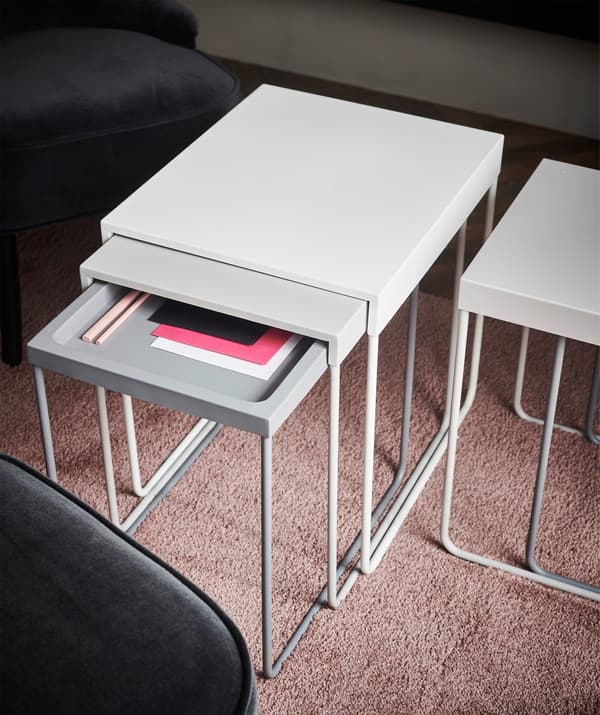 Dos nidos de mesas GRANBODA, perfectas para almacenar y exponer objetos, y para decorar.