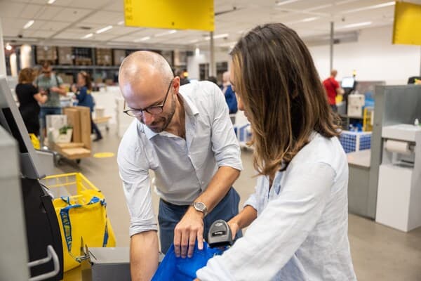Dos personas comprando cosas de IKEA.