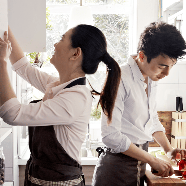Dos personas preparan comida.