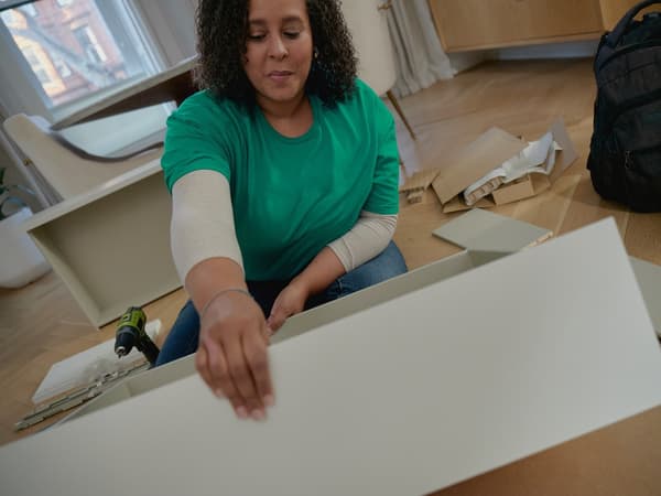 Dos personas que hablan con un compañero de IKEA