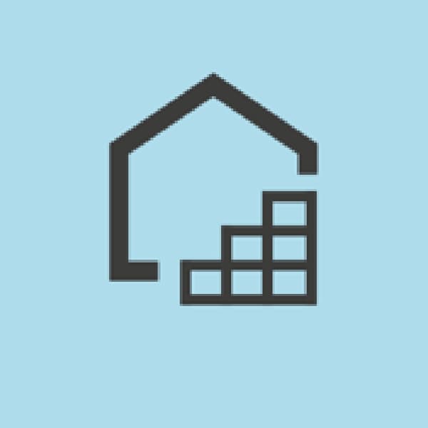 Dos reposapiés STRANDMON en beige en un pasillo. Debajo, hay un par de botas sobre una alfombra BREDEVAG beige con un estampado de zigzag.