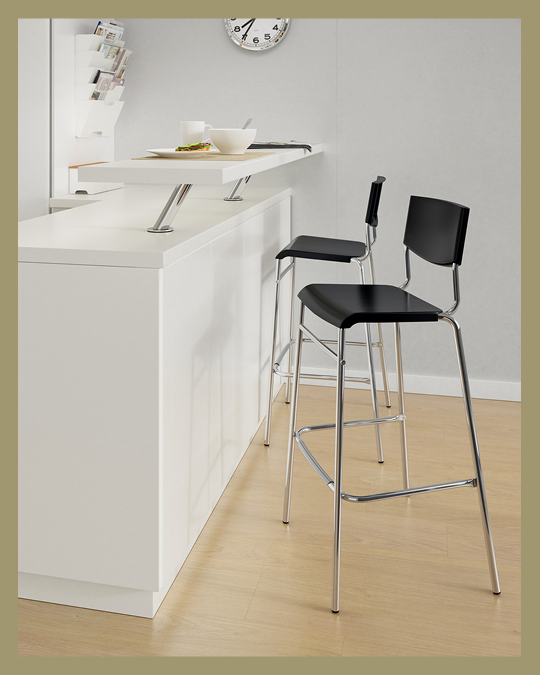 Dos sillas altas de bar frente a una isla de cocina.