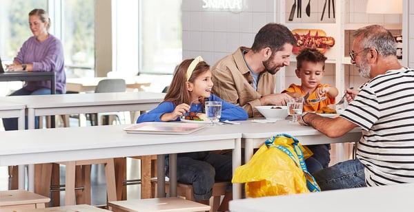 Dospělí s dětmi jedí v restauarci IKEA