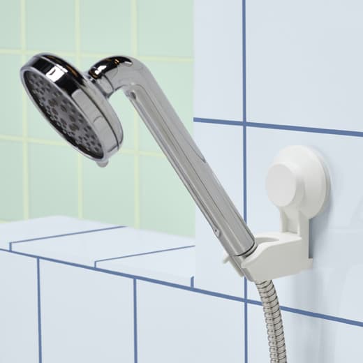 Douchette gris argent posée sur un crochet adapté et fixé au mur.