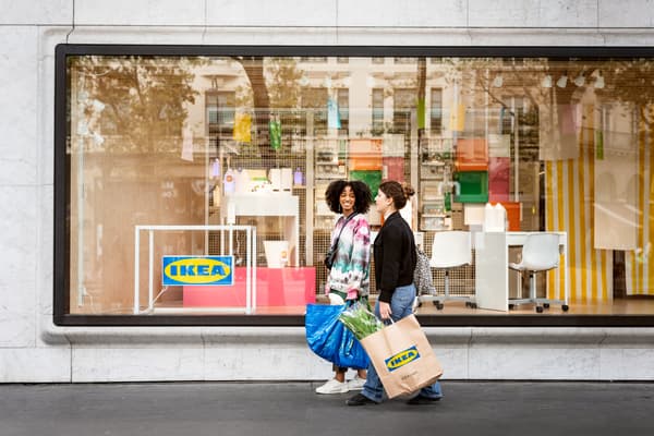 Dous colaboradores de IKEA con uniformes amarelos