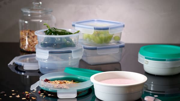 Dózy IKEA 365+ s ovocem a müsli.