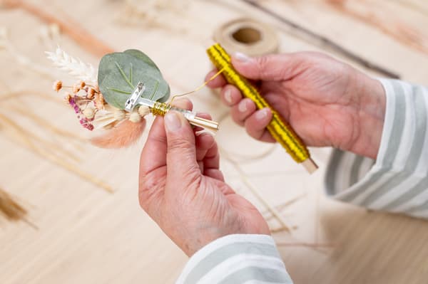 Draht wird um die Stiele gewickelt.