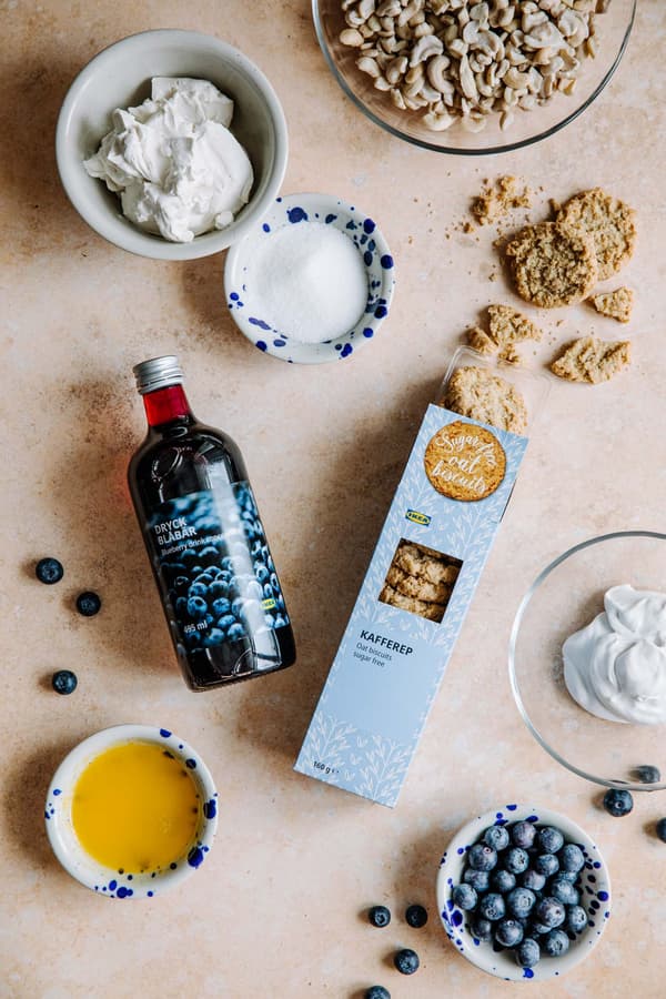 Draufsicht auf verschiedene Backutensilien.