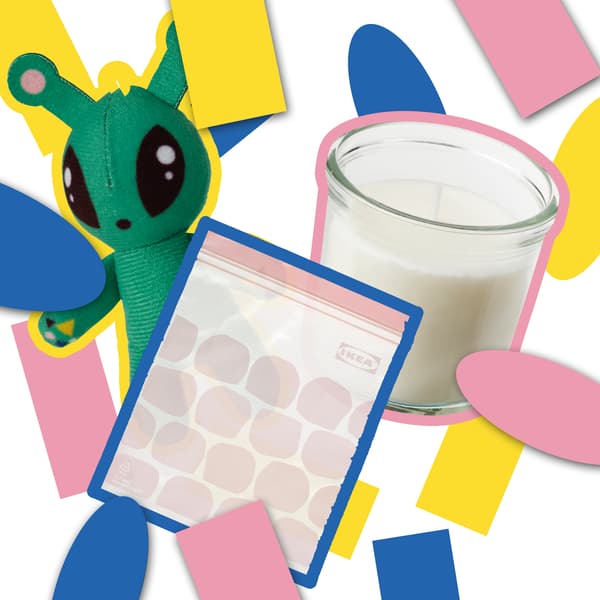 Drei Geburtstagsgeschenke auf buntem grafischem Hintergrund: eine grüne Stofffigur, eine Duftkerze in creme und ein ISTAD Beutel in hellrosa.