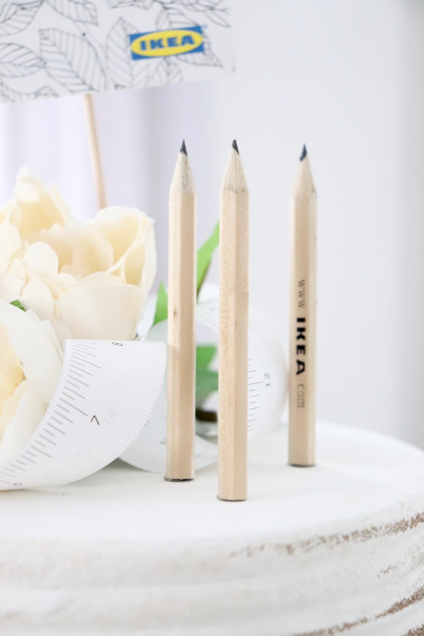 Drei IKEA Bleistifte auf einer weißen Torte.