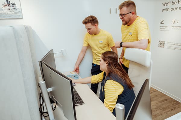 Drei IKEA Mitarbeiter:innen arbeiten zusammen bei einer Planung