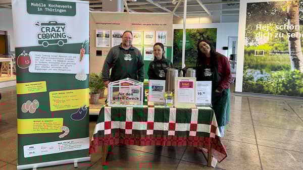 Drei Mitarbeitenden (ein Mann, zwei Frauen, alle mit dunkelgrüner Schürze) von dem Verein 