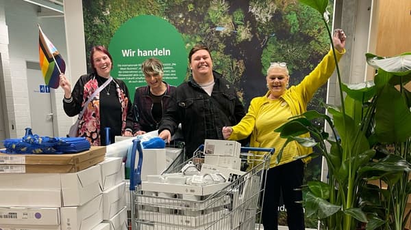  Drei Personen vom queer space e.V. und eine IKEA Walldorf Mitarbeiterin nehmen erfreut die Warenspende von IKEA Walldorf entgegen. 