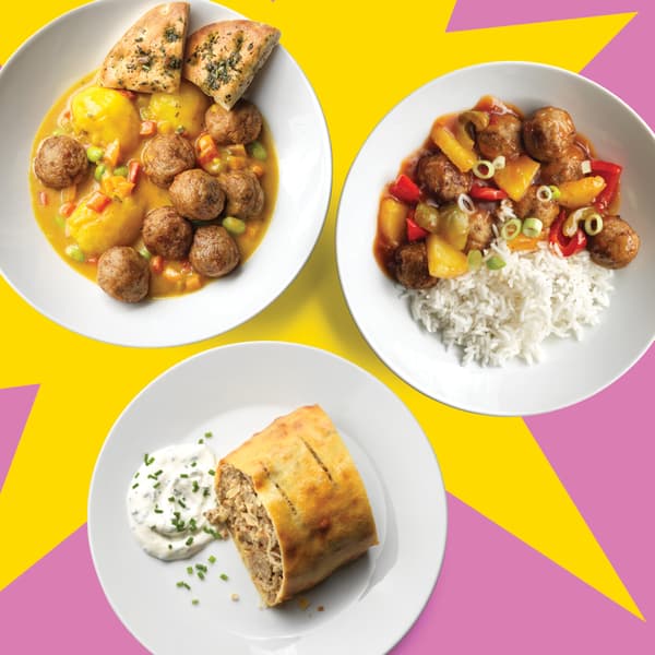 Drei Teller mit verschiedenen Bällchen Gerichten.