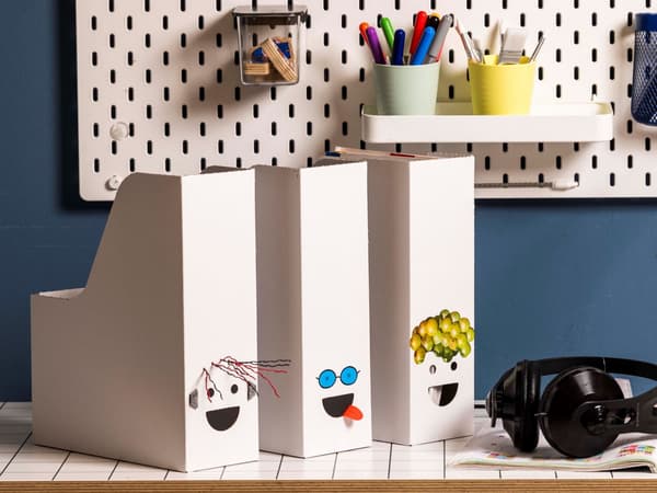 Drei TJABBA Zeitschriftensammler mit kreativen Gesichtern gestaltet. 