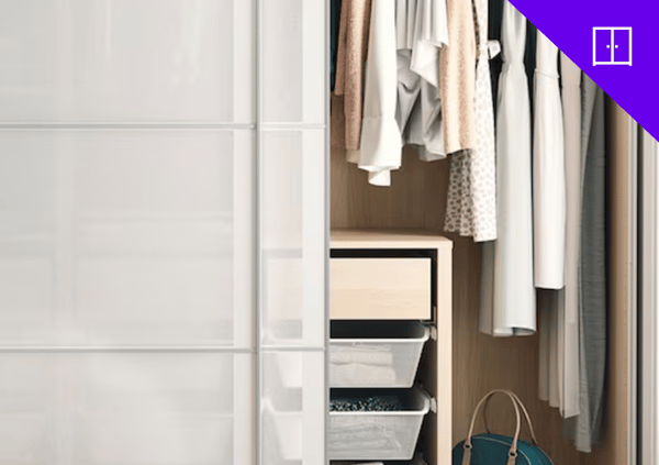 Dressing avec plusieurs rangements d'intérieurs.