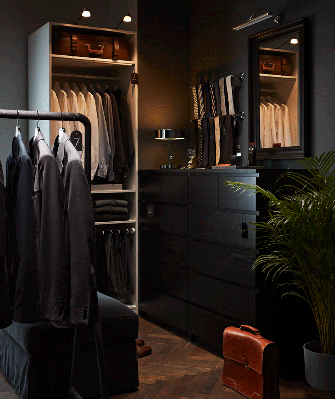 Dressing pour homme avec vestes accrochées à un portant TURBO et cravates disposées sur des barres porte-serviettes BALUNGEN.