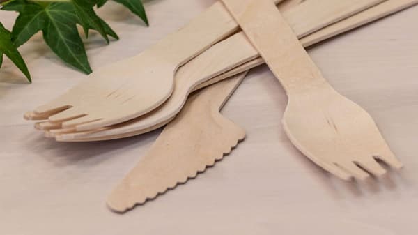 Dřevěná vidlička a nůž IKEA.