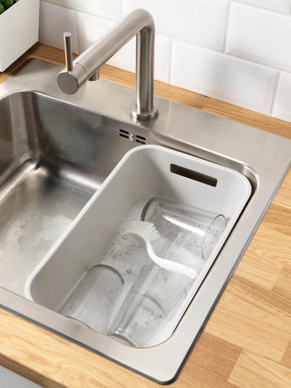 Drez LÅNGUDDEN s miešací batériou BOSJÖN a svetlo šedou miskou GRUNDVATTNET, v ktorej sa oplachujú 4 poháre.