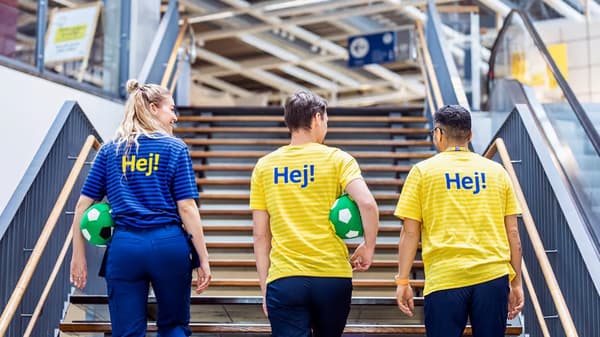 Drie medewerkers lopen trap op