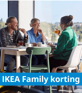 Drie mensen die eten in een IKEA restaurant