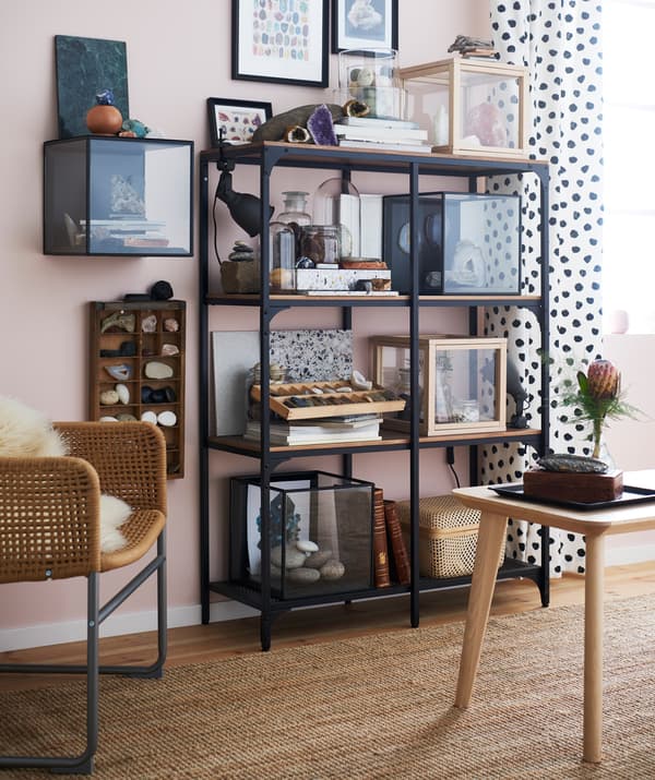 Du liebst Steine? Dann zeig deine Leidenschaft doch auch anderen, z. B. mit IKEA FJÄLLBO Regal in Schwarz.