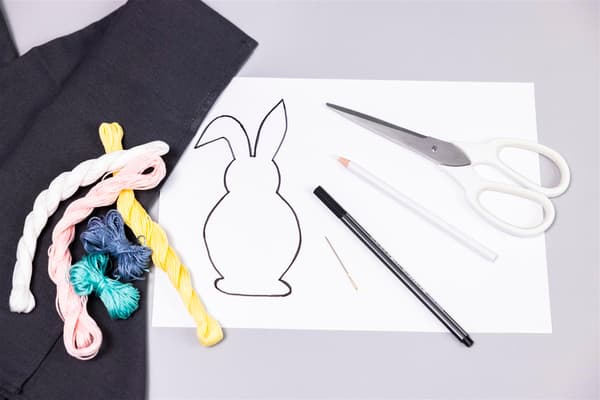 Du matériel de bricolage est posé sur une table