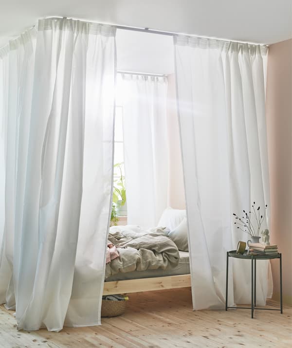 Du möchtest ein Himmelbett? Bei IKEA findest du alles, was du dafür brauchst: von weissen Gardinen rund um ein Kiefernbettgestell bis hin zu unserem VIDGA Schienensystem inklusive VIDGA Ecke einläufig.