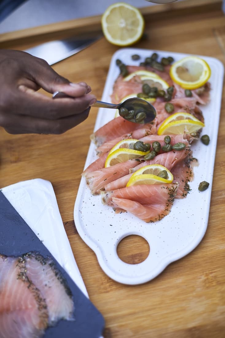 Du saumon avec des câpres sur une table.
